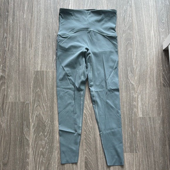 NWOT Spanx Booty Boost 7/8 Leggings Hazy Blue Grey Size M - Picture 3 of 5